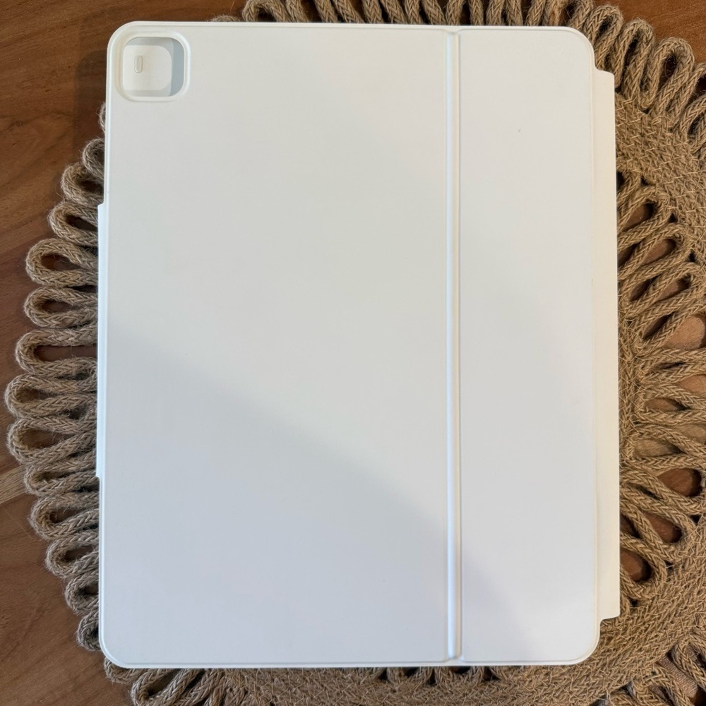 ESR White Tablet Keyboard Case - Picture 6 of 7